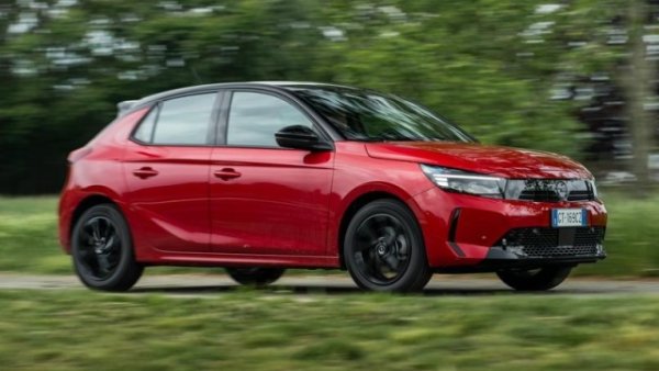 Opel Corsa, за разлика от своя братовчед Peugeot 208, е възможно да има автоматична скоростна кутия дори и с изключително ДВГ двигател. Говорим за трицилиндровия турбо бензинов PureTech със 100 к.с. Може да получите автомобил с дължина 406 см, ширина 177 см и височина 143 см. Има багажно отделение 309/1081 литра. 

Оборудван изключително с предно задвижване, с гореспоменатия двигател можете да достигнете 194 км/ч, докато 9,9 секунди са необходими за 0-100 км/ч. Идеално! Деклариран разход 4,9 литра на 100 км. Цена от 37 070 лева.